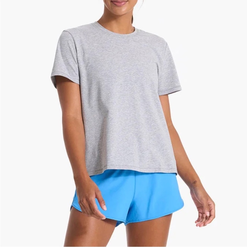 Vuori Womens Feather Tee size M Golf Club Logo